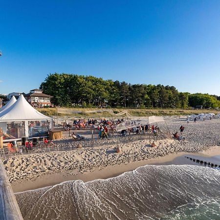 Kranichtanz An Der Seebruecke Zingst Buitenkant foto