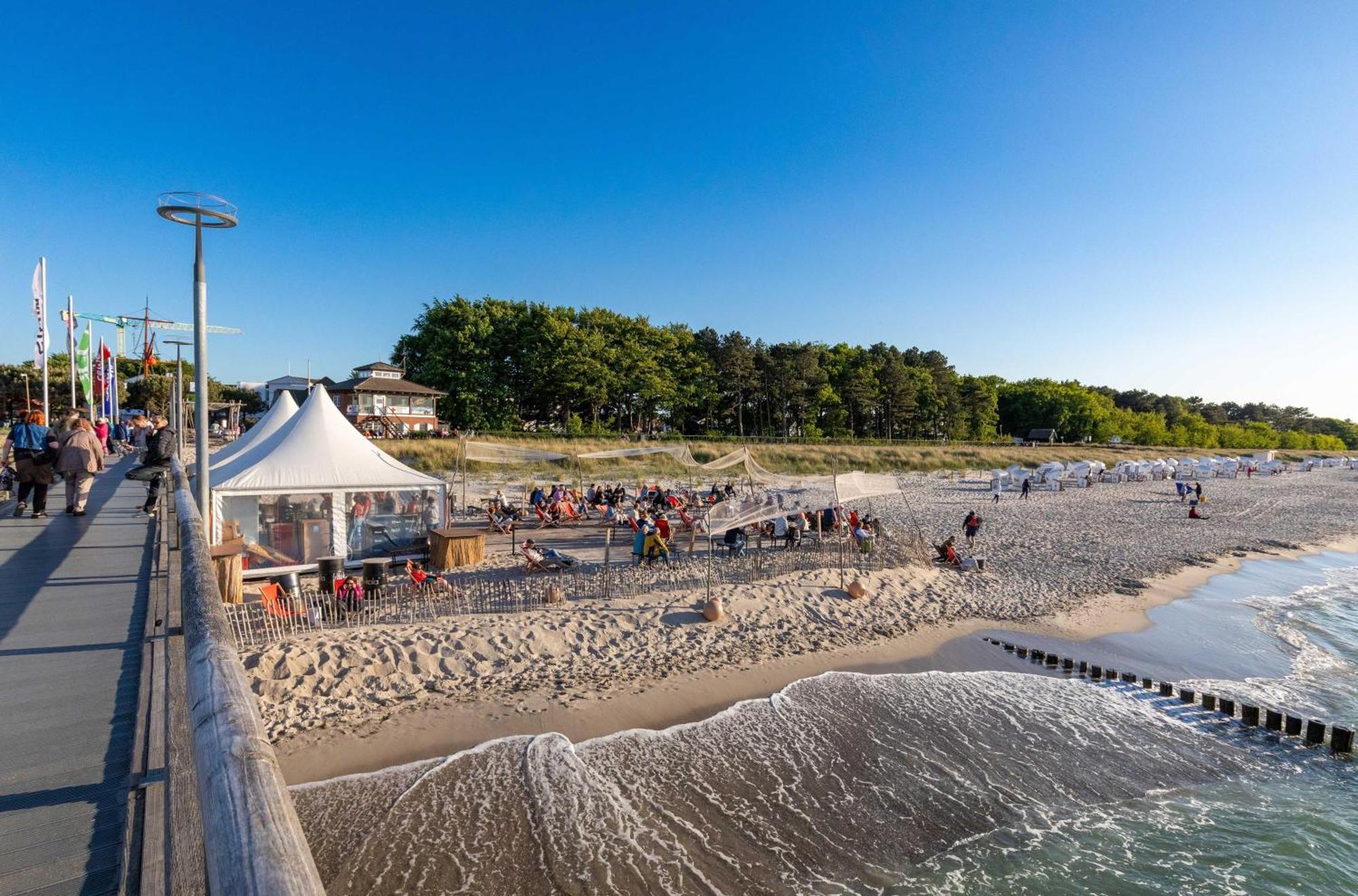 Kranichtanz An Der Seebruecke Zingst Buitenkant foto