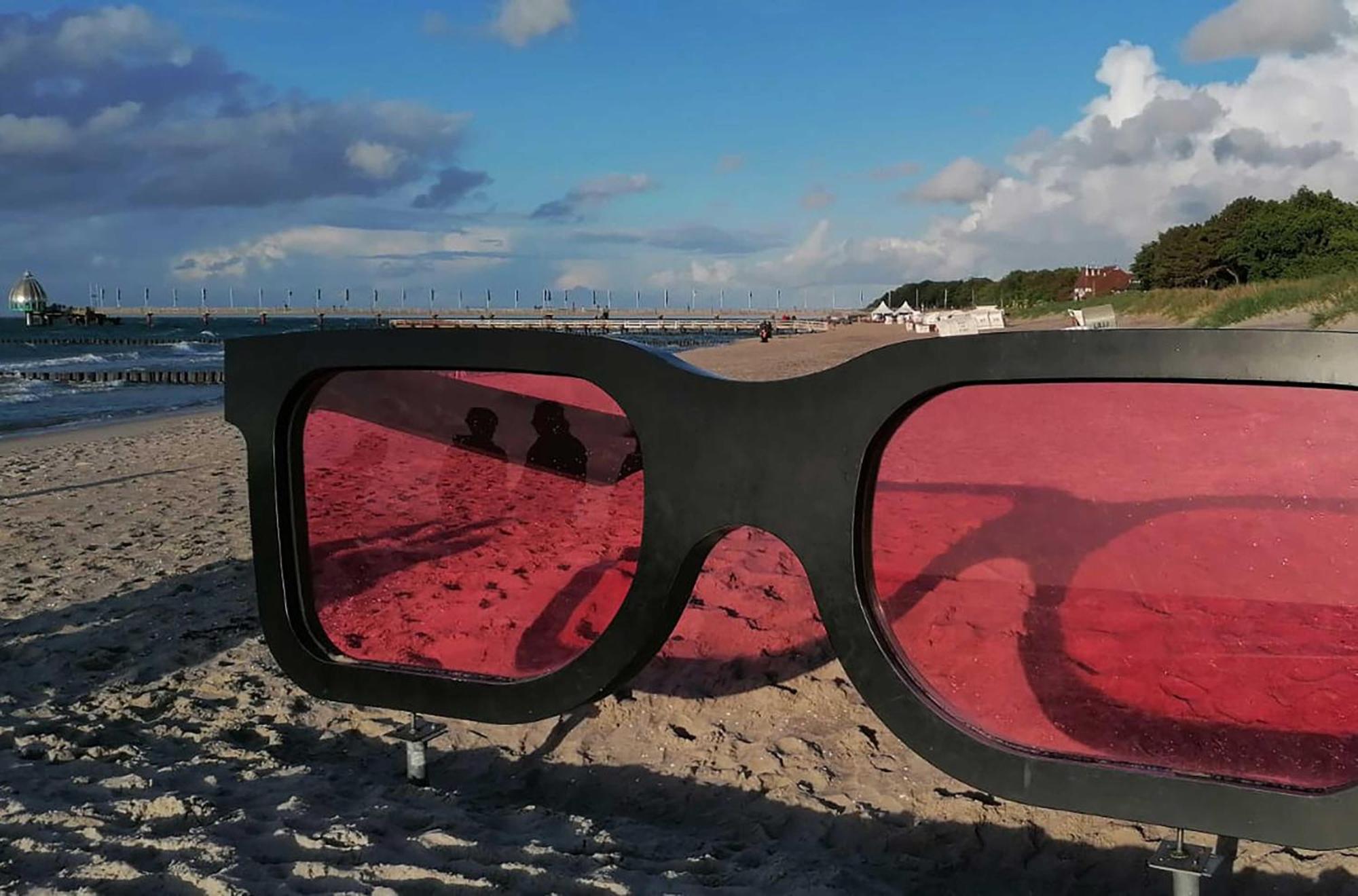 Kranichtanz An Der Seebruecke Zingst Buitenkant foto
